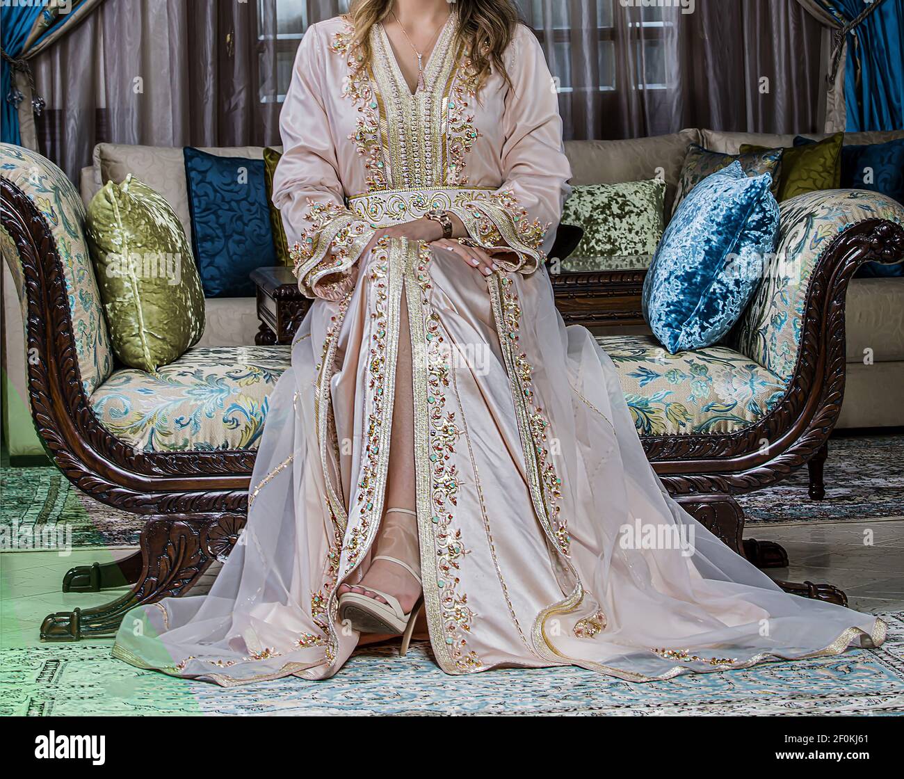 Robe traditionnelle marocaine. Un modèle portant un caftan marocain.  Culture africaine Photo Stock - Alamy