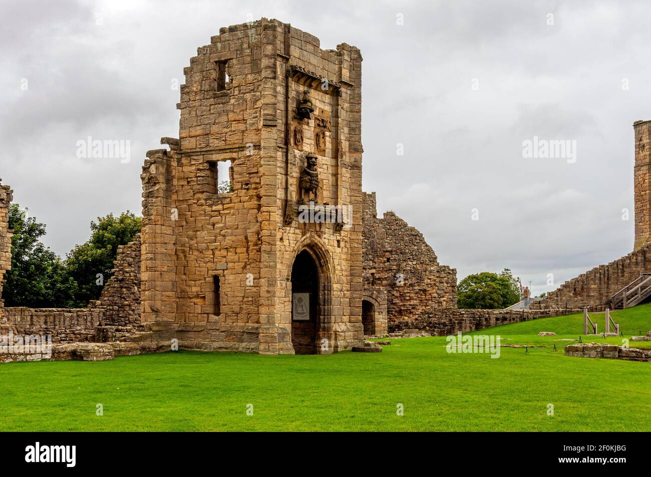 Construit autour de 1480, la tour du Lion était l'entrée l'extrémité nord de la grande salle et porte héraldique Sculptures symboliques pour la famille Percy Banque D'Images