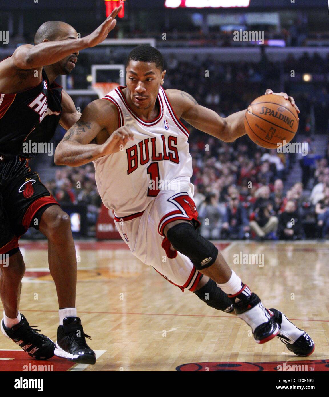 Derrick Rose, joueur de Chicago Bulls, conduit le joueur de chaleur de  Miami Rafer Alston dans la première moitié d'un match de basket-ball au  United Center de Chicago, Illinois, le samedi 6