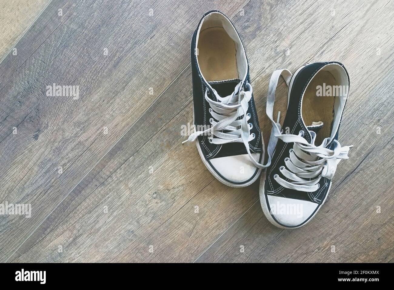 Baskets Noires Et Blanches Sur Parquet Copier L Espace Photo Stock Alamy