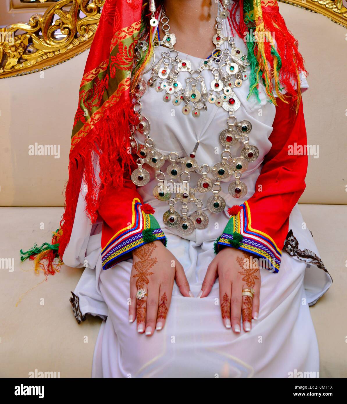 La robe de la mariée amazigh. La mariée barbarbarenne marocaine. Henné et  bijoux Photo Stock - Alamy