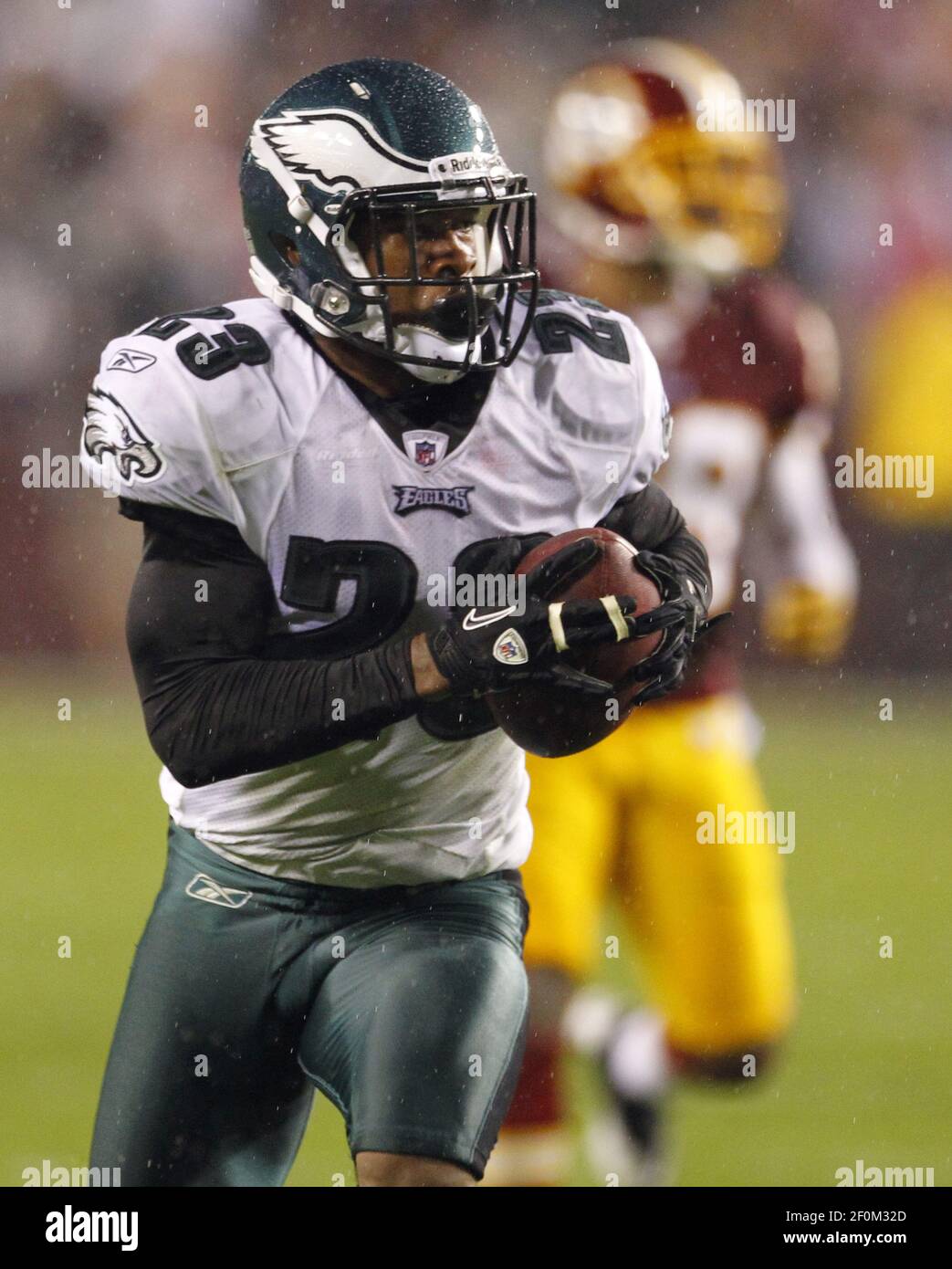 Philadelphia Eagles Corner back Dimitri Patterson (23) renvoie une interception pour un touchdown contre les Washington Redskins au troisième trimestre de FedEx Field à Landover, Maryland, le lundi 15 novembre 2010. (Photo de Harry E. Walker/MCT/Sipa USA) Banque D'Images