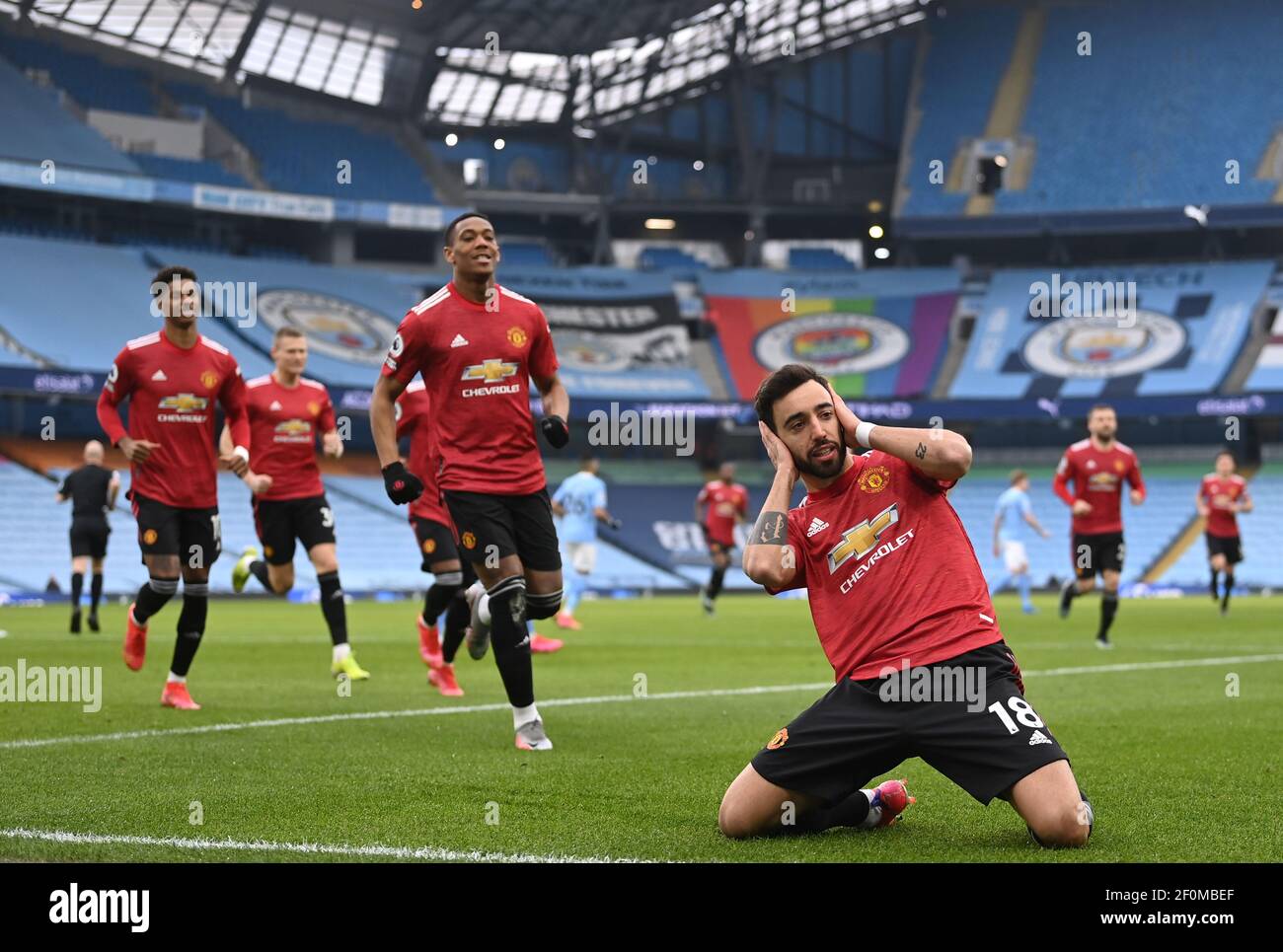 Bruno Fernandes, de Manchester United, célèbre le premier but de son équipe lors du match de la Premier League au Etihad Stadium de Manchester. Date de la photo: Dimanche 7 mars 2021. Banque D'Images