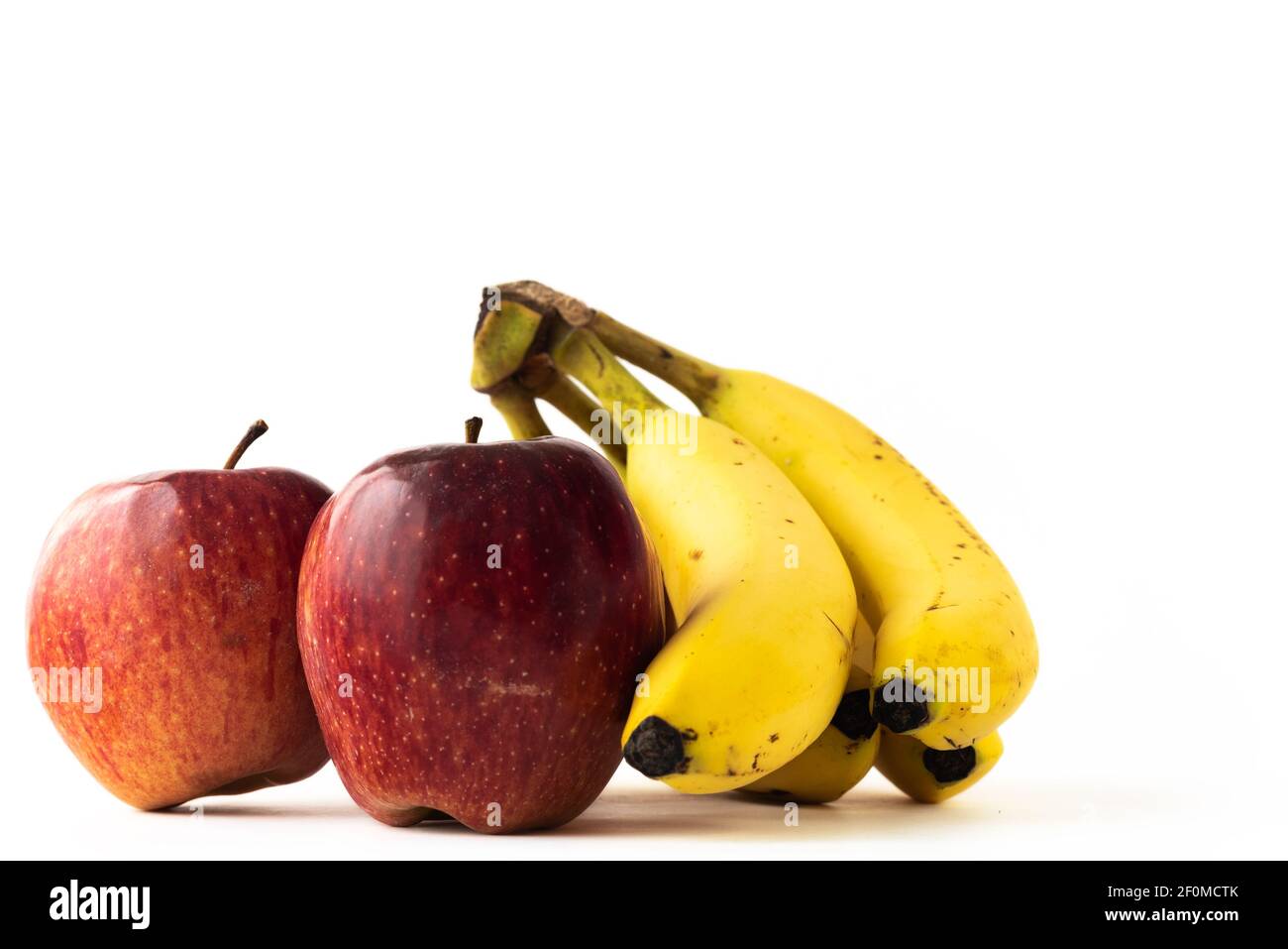 Banane et pomme isolées sur fond blanc, fruits frais sur fond blanc Banque D'Images