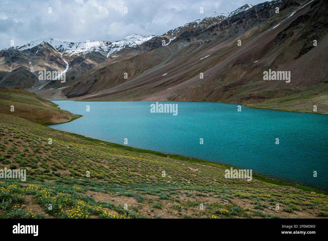 Lac Chandratal par jour nuageux Banque D'Images