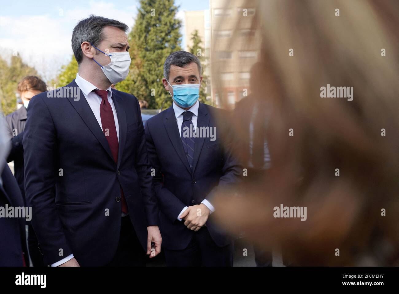 M. Gerald DARMANIN Ministre de l'intérieur et M. Olivier VERAN, Ministre de la solidarité et de la Santé, à l'unité de vaccination du centre hospitalier DDRON-Tourcoing, France, le 7 mars 2021. Photo de Sylvain Lefevre/ABACAPRESS.COM Banque D'Images