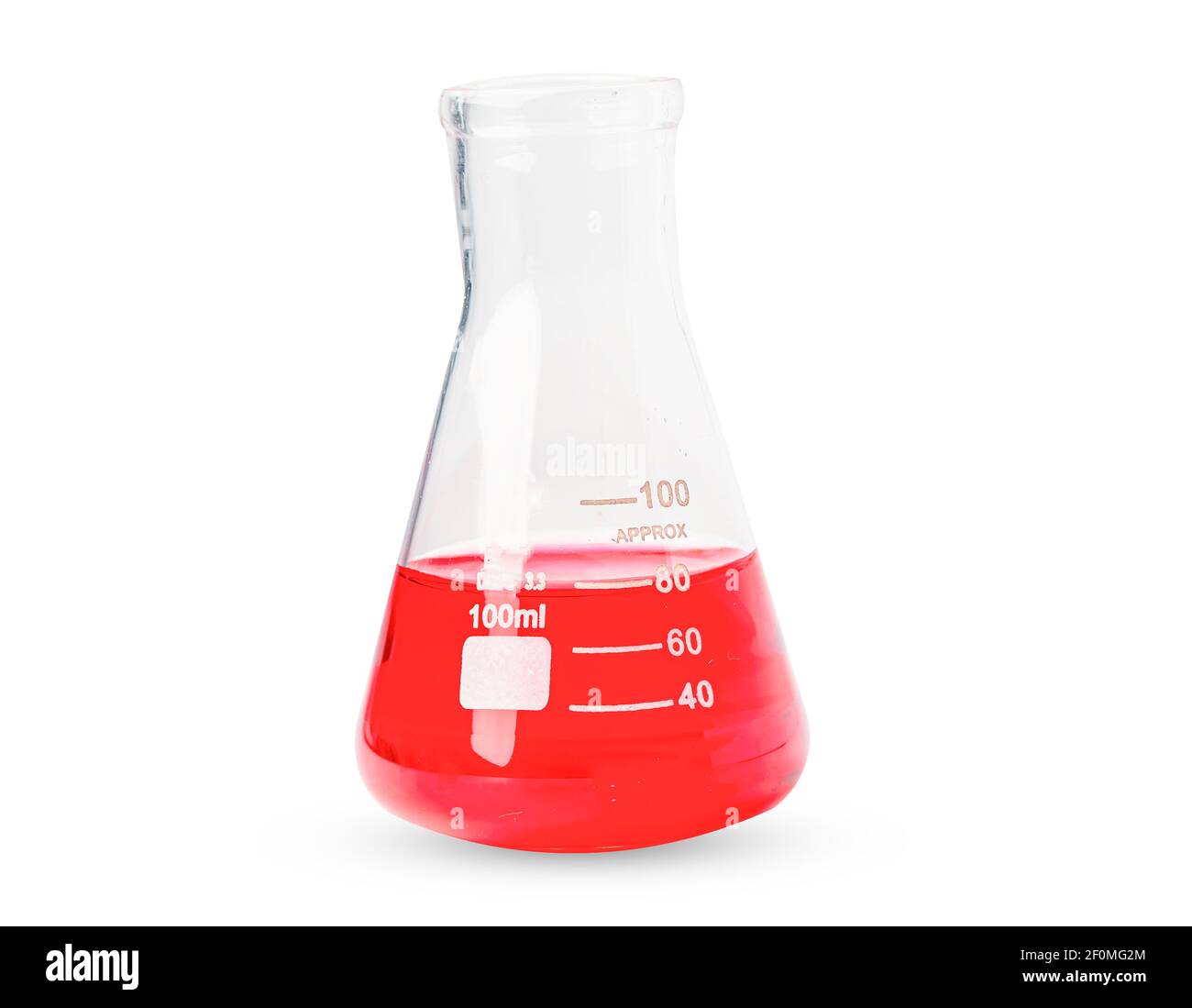 Flacon Erlenmeyer, verrerie pour flacons coniques avec solution liquide de couleur rouge dans un laboratoire de chimie scientifique isolé sur fond blanc. Banque D'Images