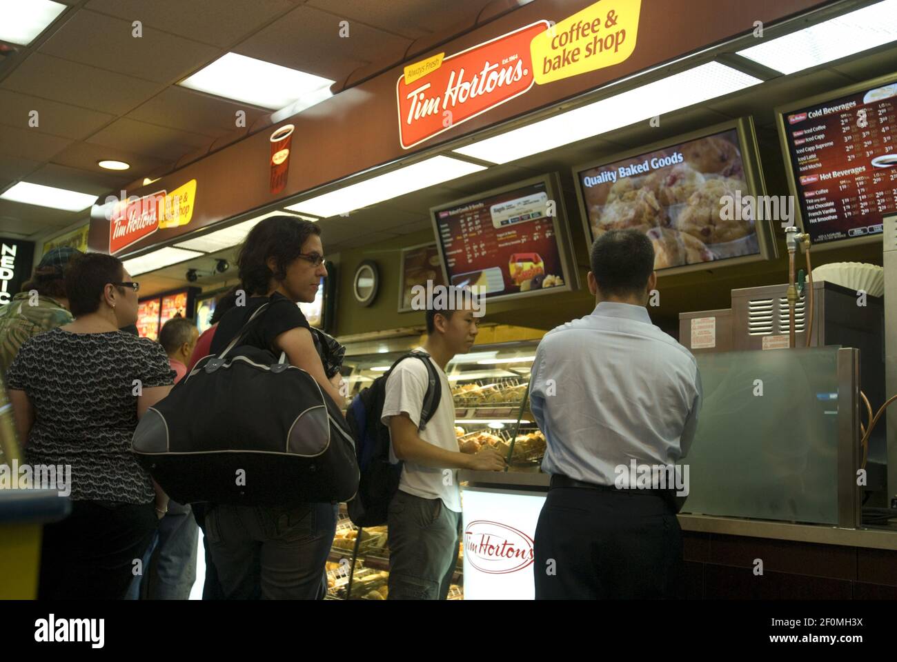 Un beignet et et de café de Tim Horton est vu le jour d'ouverture à la gare de Pennsylvanie de New York, le lundi 13 juillet 2009. Restaurant Brands International, le parent de Burger King, Popeye's et Tim Horton's, a rapporté un bénéfice du quatrième trimestre qui a surclassé les attentes des analystes, citant des promotions et des menus supplémentaires qui ont dynami les ventes du même magasin. (Photo de Richard B. Levine) Banque D'Images