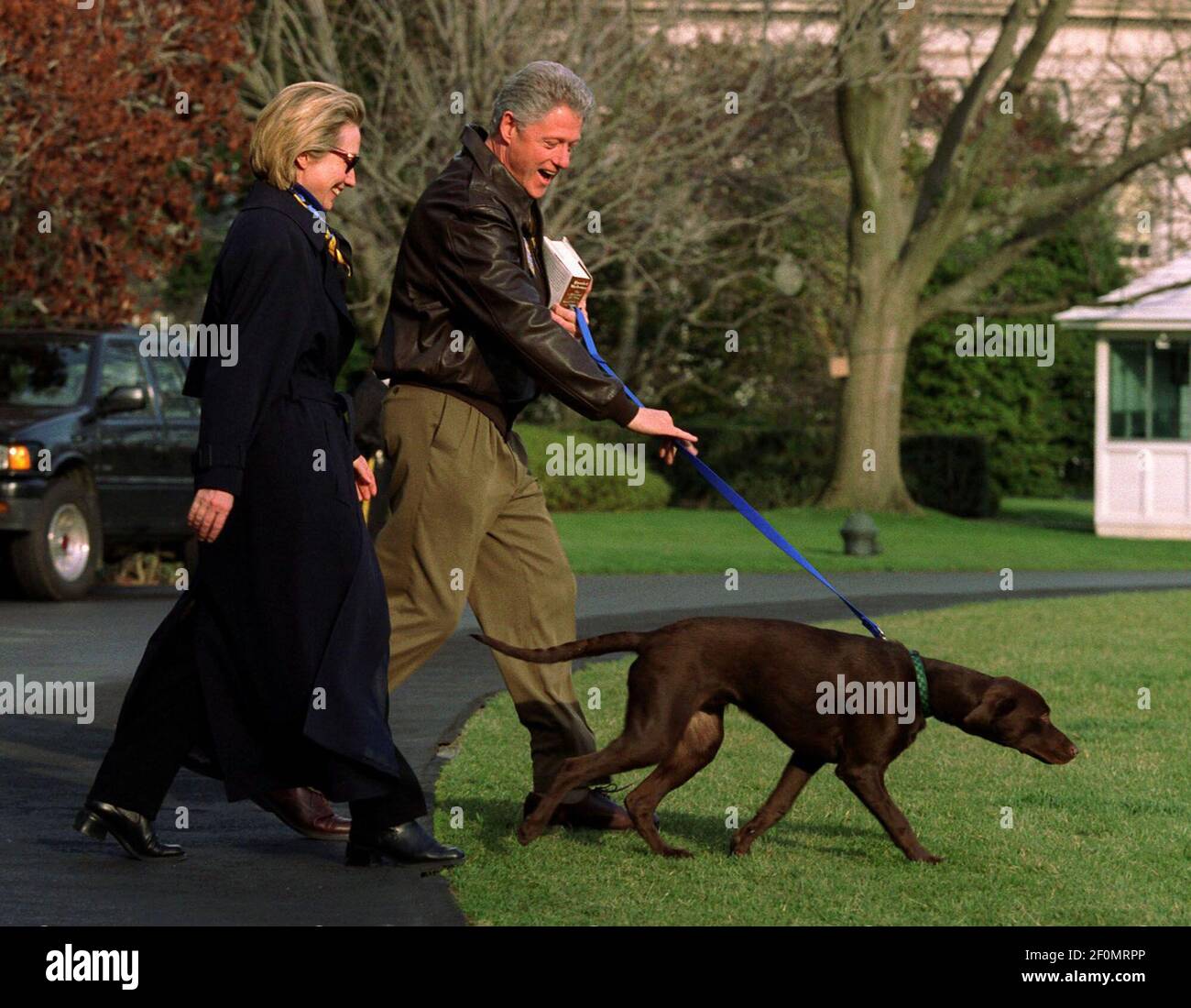 Le président Bill Clinton et la première dame Hillary Clinton marchent leur chien Buddy sur la pelouse sud de la Maison Blanche pour monter à bord de l'hélicoptère Marine One en mars 1998. (Photo par Chuck Kennedy/TNS/Sipa USA) Banque D'Images