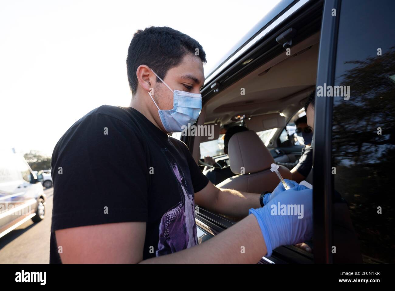 Round Rock, TX USA 6 mars 2021 : Max Chehadi, étudiant en médecine, distribue le vaccin aux patients d'un marathon de vaccination de 24 heures dans le comté de Williamson pour rattraper les calendriers de vaccination contre le COVID-19 après la tempête hivernale dévastatrice du mois dernier qui a paralysé une grande partie du Texas. L'objectif était de vacciner jusqu'à 7,000 Texans avec la première ou la deuxième dose de Moderna. Crédit : Bob Daemmrich/Alay Live News Banque D'Images