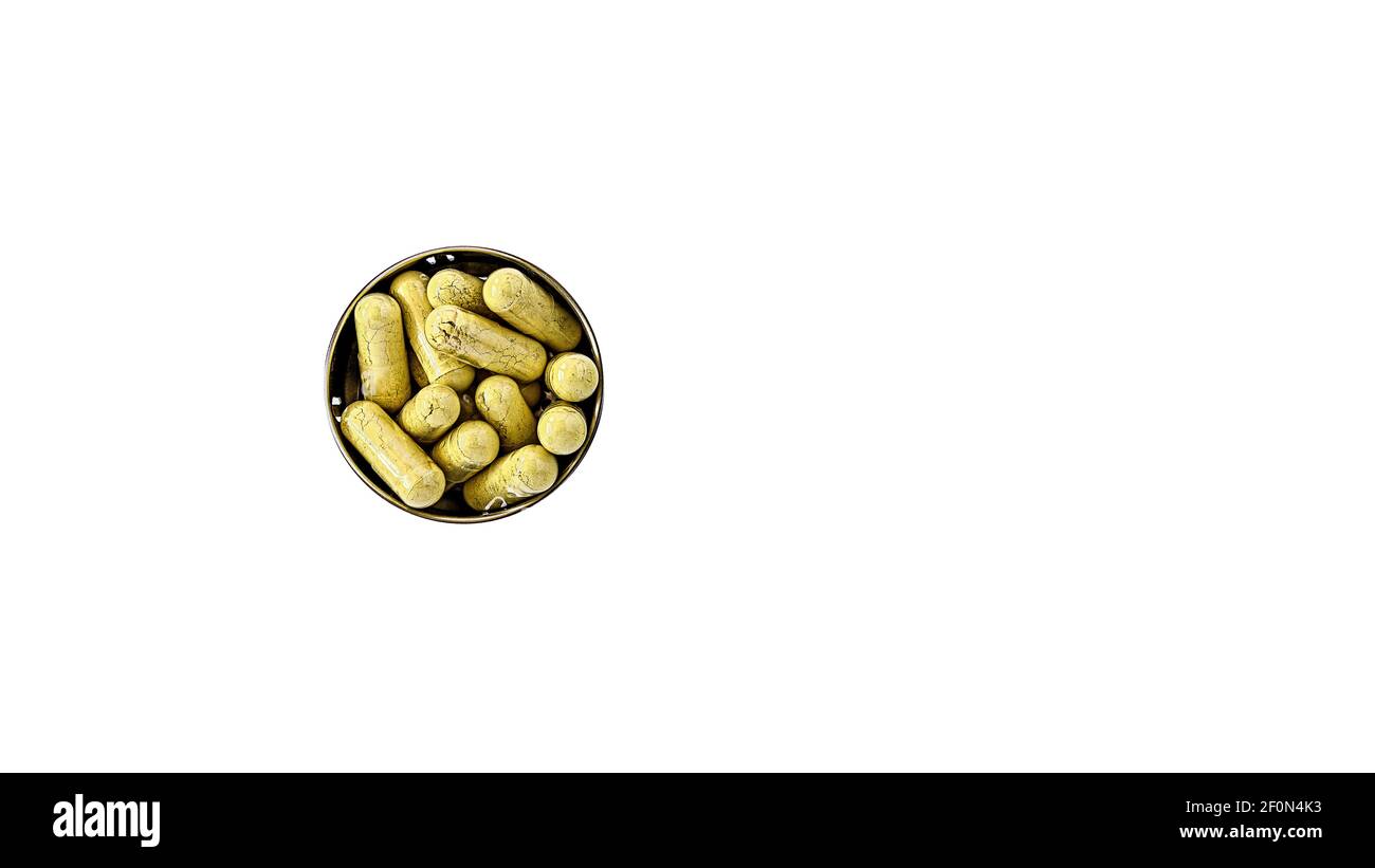 gros plan des capsules de rutine. concept diététique : récipient en fer plein de capsules de rutine, sur fond blanc. supplément diététique isolé Banque D'Images