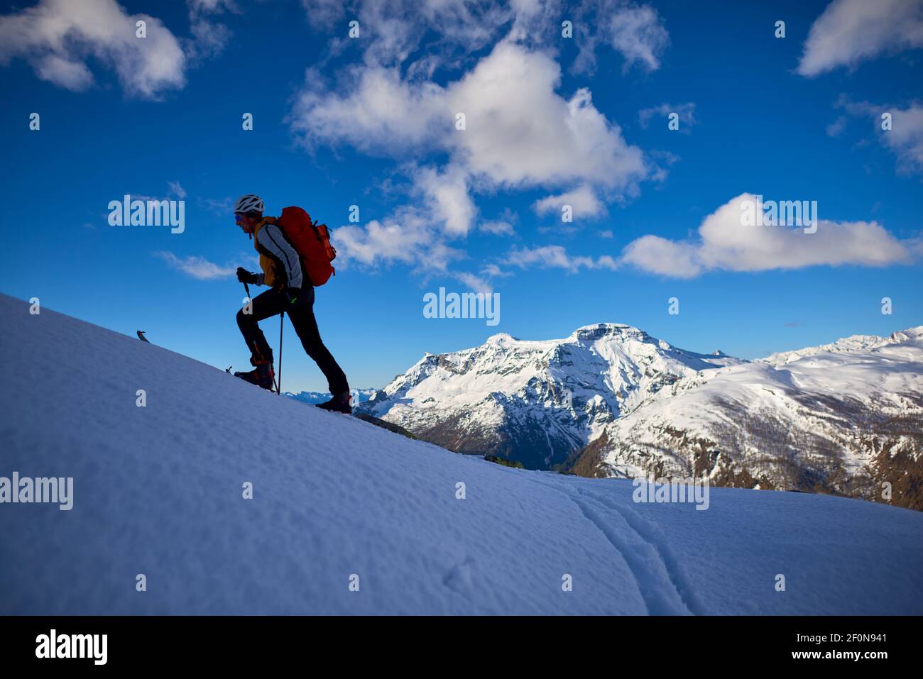 Shilouette d'un homme de ski de randonnée dans les Alpes, Alpe Devero, Italie. Banque D'Images
