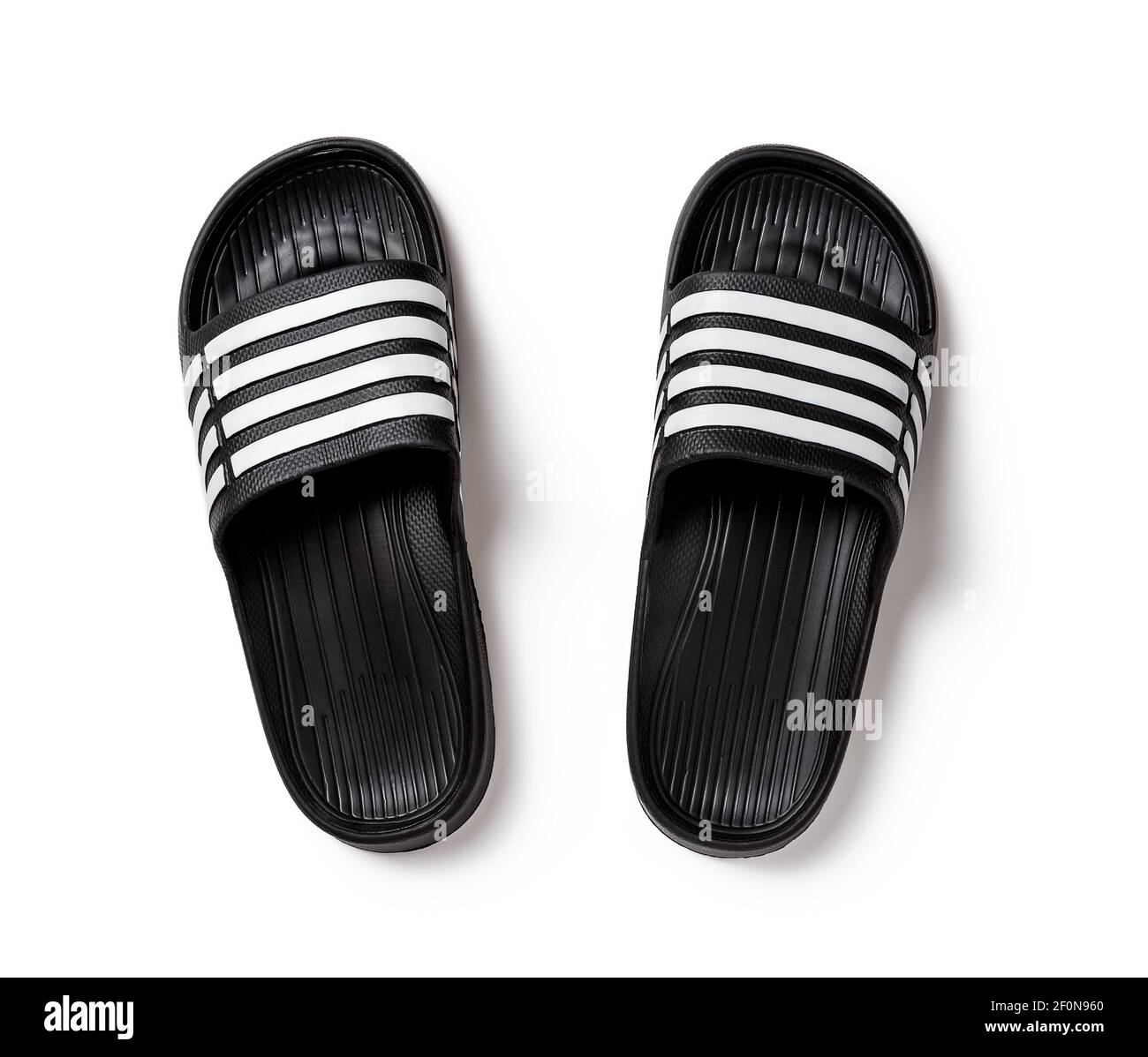 Pantoufles en caoutchouc noir isolées sur blanc. Paire de sandales de glisse  en gros plan. Chaussures légères pour la piscine ou la douche. Tongs de  plage confortables pour l'été chaud Photo Stock -