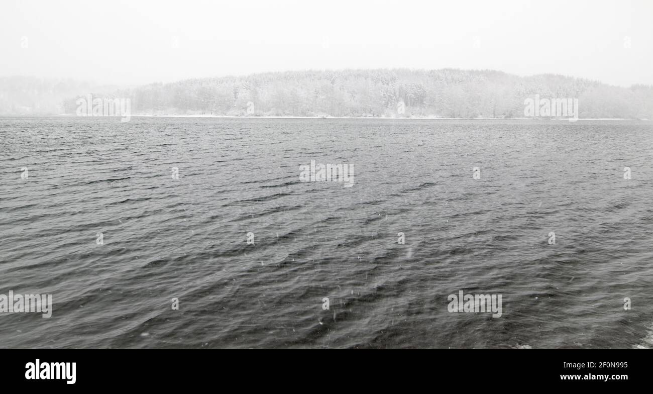 Lac Vlasina dans l'obscurité, nuageux, jour d'hiver avec beaucoup de neige. Photographie de paysage. Banque D'Images