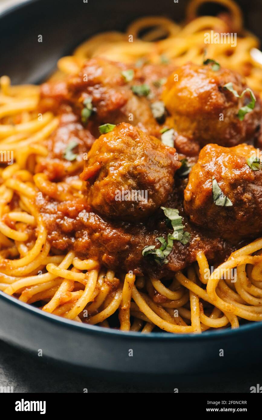 Gros plan de boulettes de viande italiennes faites maison en spaghetti à la marinara Banque D'Images