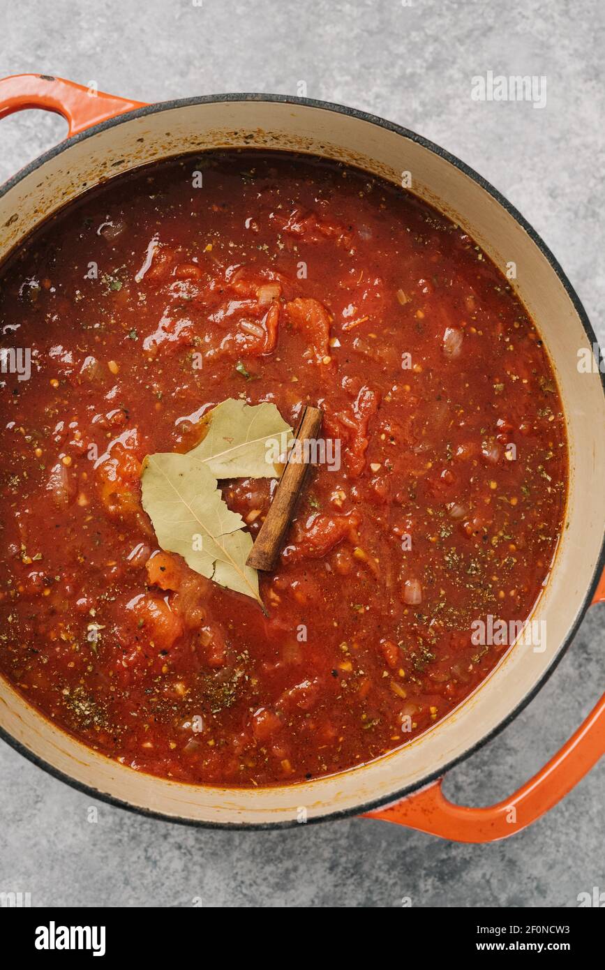 Cuisine Marinara avec feuille de Laurier et cannelle Banque D'Images