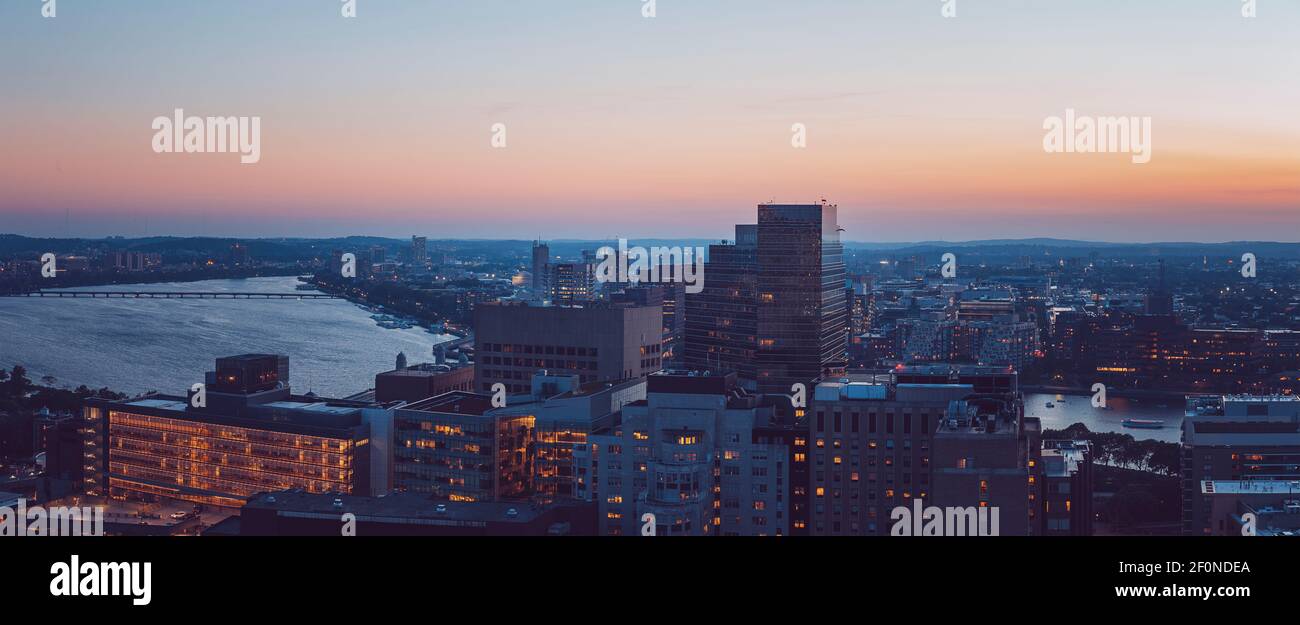 Un ciel coloré s'étend sur le paysage urbain de Boston, ma. Banque D'Images