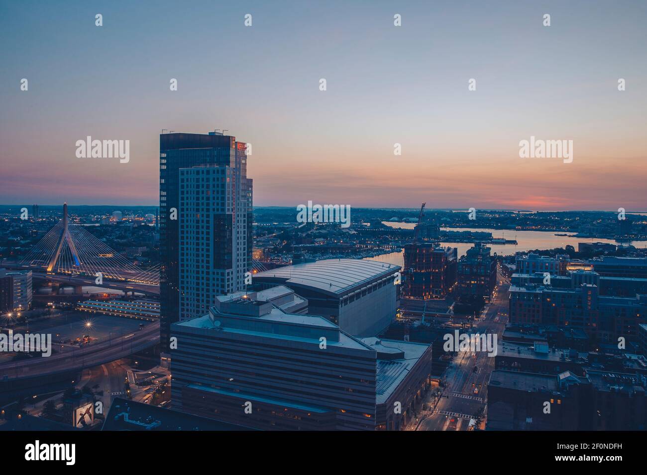 Un ciel magenta s'étend sur le paysage urbain de Boston, ma. Banque D'Images