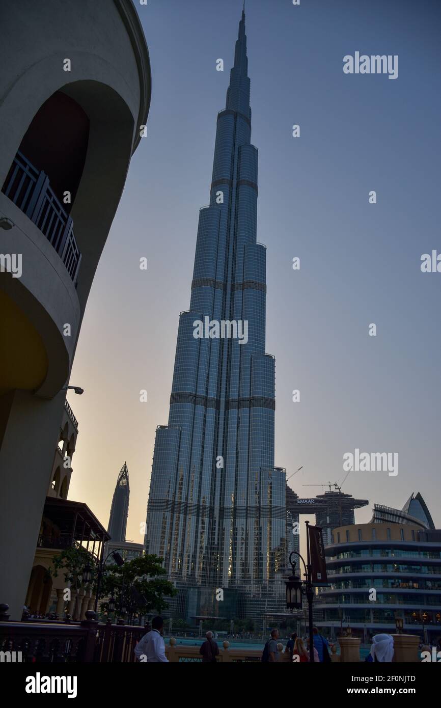 Vue à angle bas de l'emblématique gratte-ciel Burj Khalifa Banque D'Images