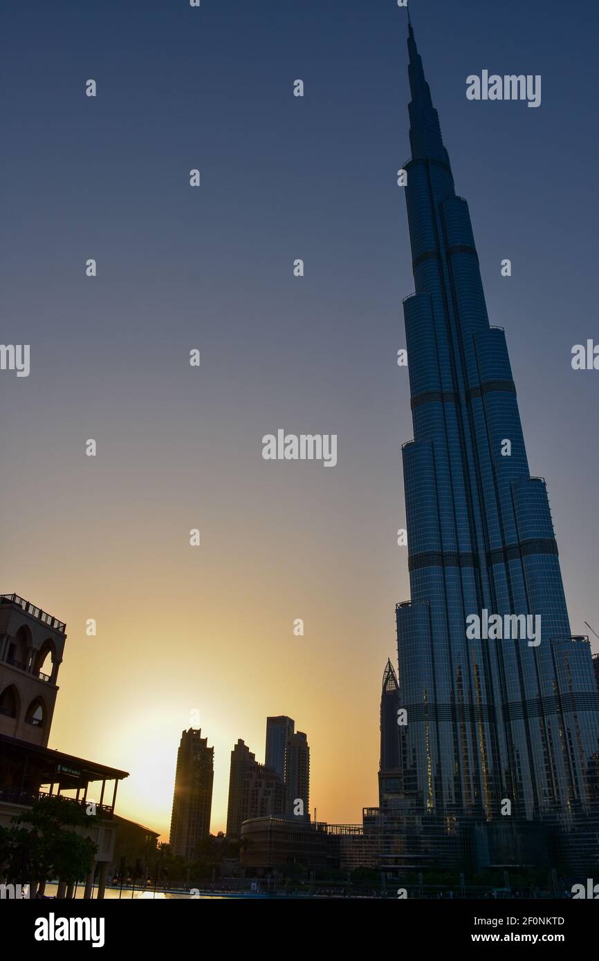 Vue à angle bas de l'emblématique gratte-ciel Burj Khalifa Banque D'Images