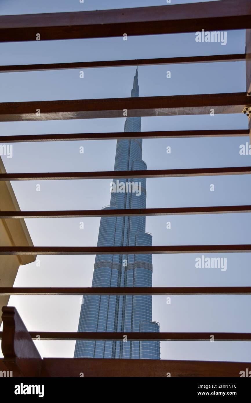 L'emblématique gratte-ciel Burj Khalifa depuis une vue sous un angle différent Banque D'Images