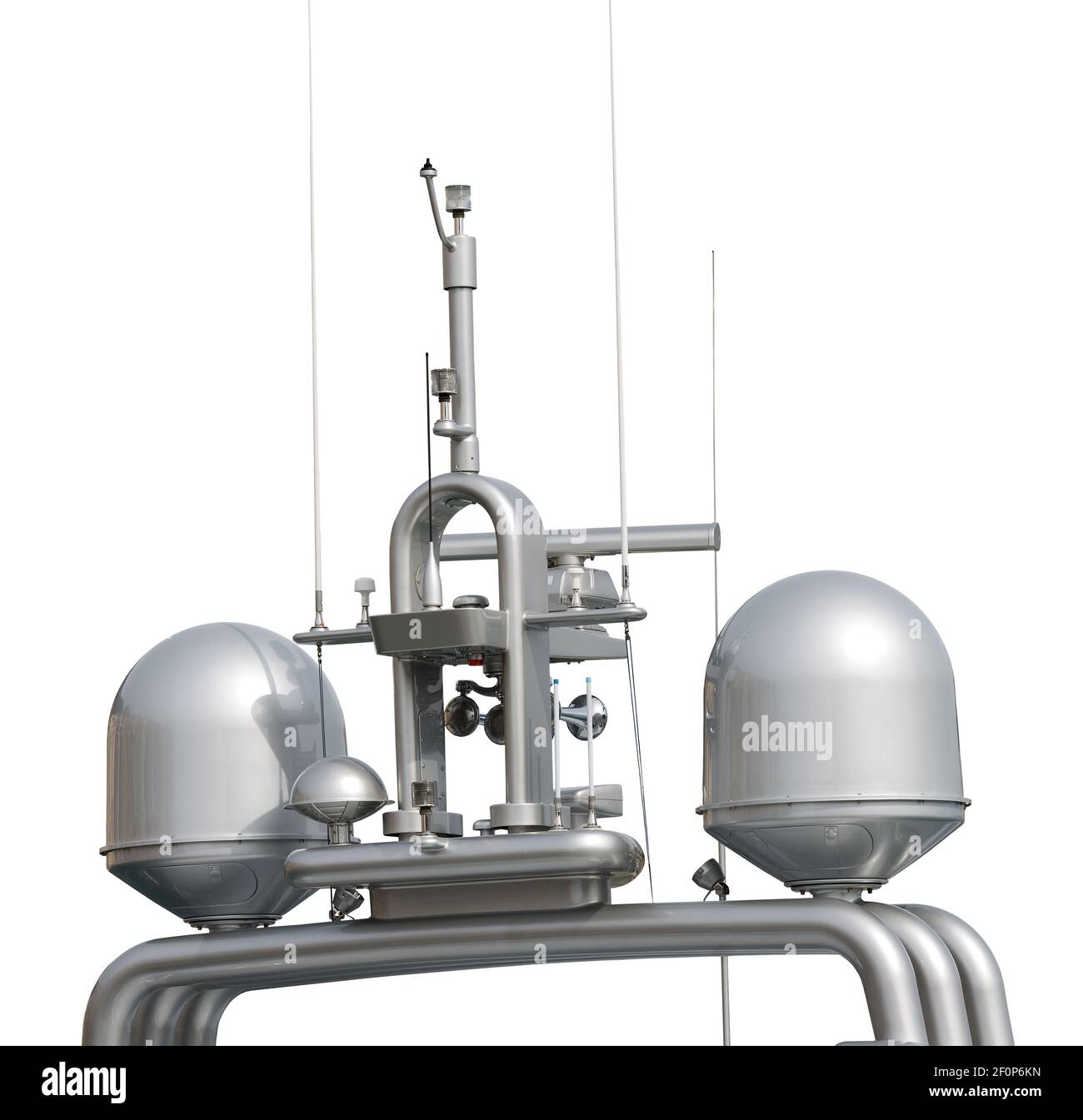 Gros plan d'une superstructure de yacht de luxe avec équipement de navigation, radar et antennes, isolée sur fond blanc. Banque D'Images