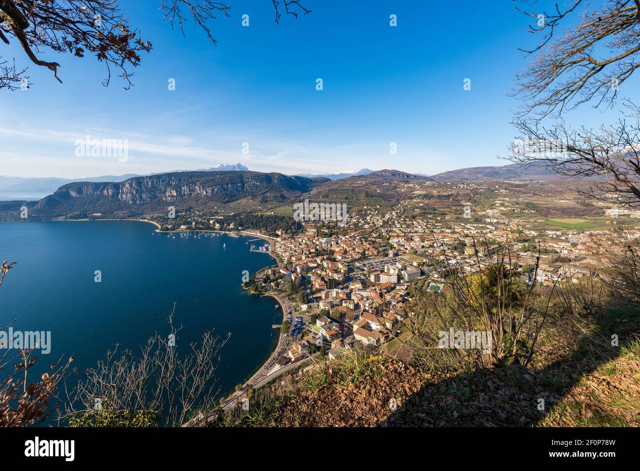 Vue aérienne de la petite ville de Garda, station touristique sur la côte du lac de Garde, vue de la Rocca di Garda, petite colline surplombant le lac. Italie. Banque D'Images