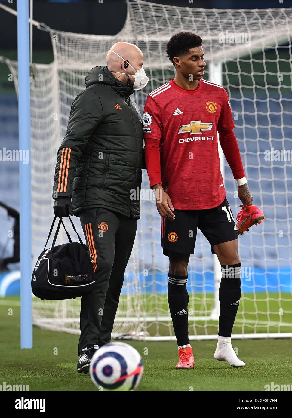 Marcus Rashford (à droite) de Manchester United quitte le terrain avec une blessure lors du match de la Premier League au Etihad Stadium de Manchester. Date de la photo: Dimanche 7 mars 2021. Banque D'Images