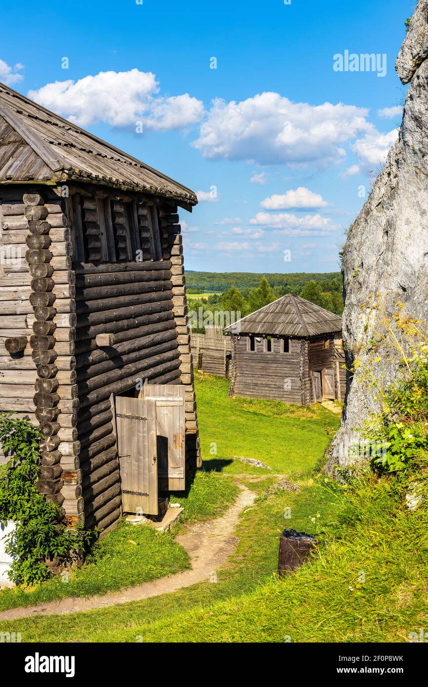 Podzamcze, Pologne - 25 août 2020 : fortifications en bois et cour intérieure du bastion de la Birow de Gora près du château d'Ogrodzieniec, à Cracovie-C. Banque D'Images