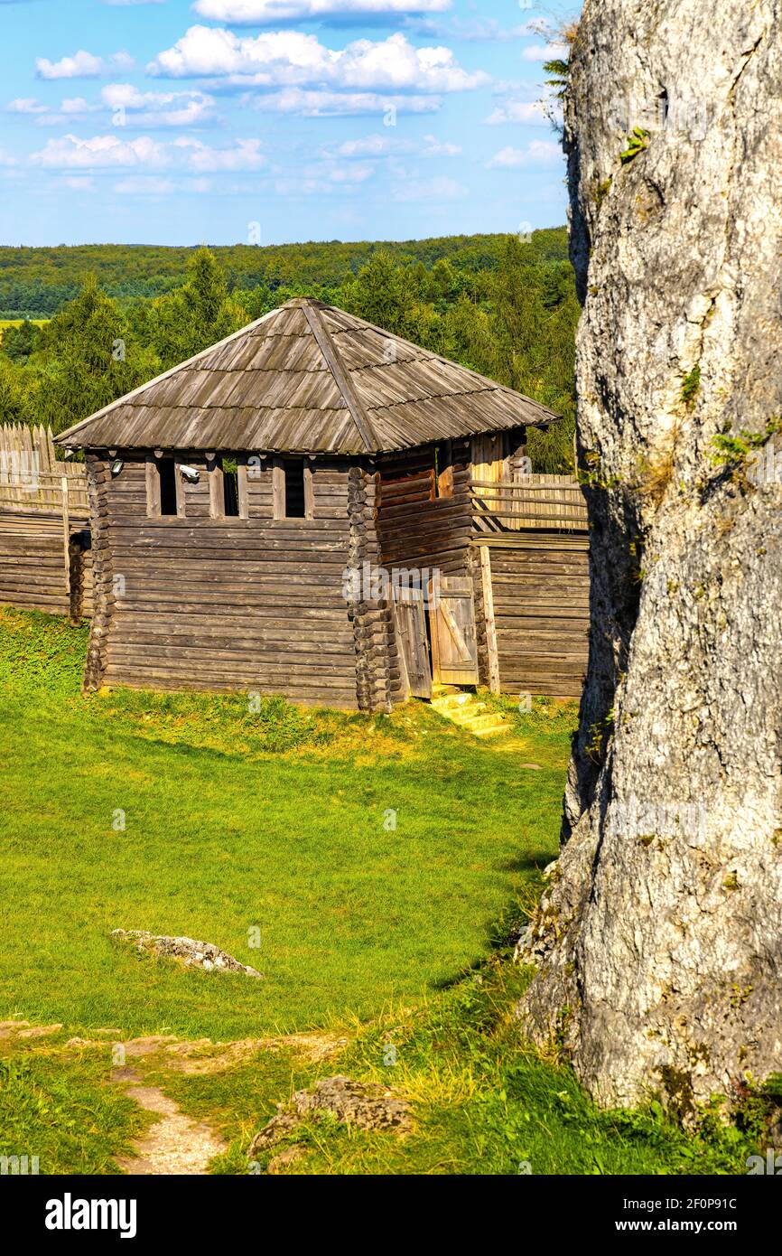 Podzamcze, Pologne - 25 août 2020 : murs de défense en bois et tour du bastion de la montagne de Gora Birow près du château d'Ogrodzieniec, à Cracovie-Czestochowa Banque D'Images