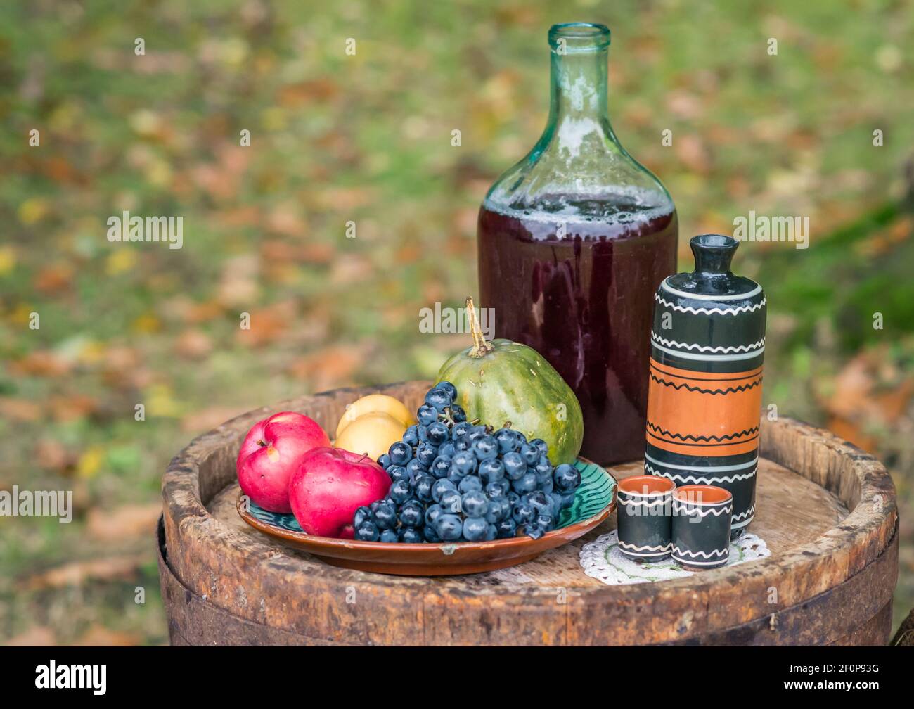 Encore la vie sur le fût de chêne de fruits et de vin rouge automne Banque D'Images