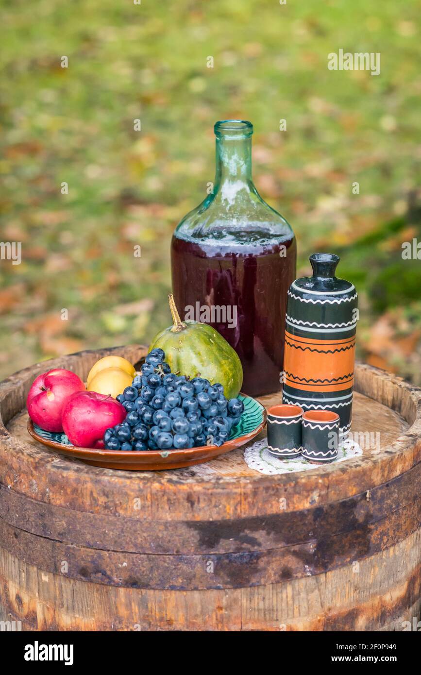 Encore la vie sur le fût de chêne de fruits et de vin rouge automne Banque D'Images