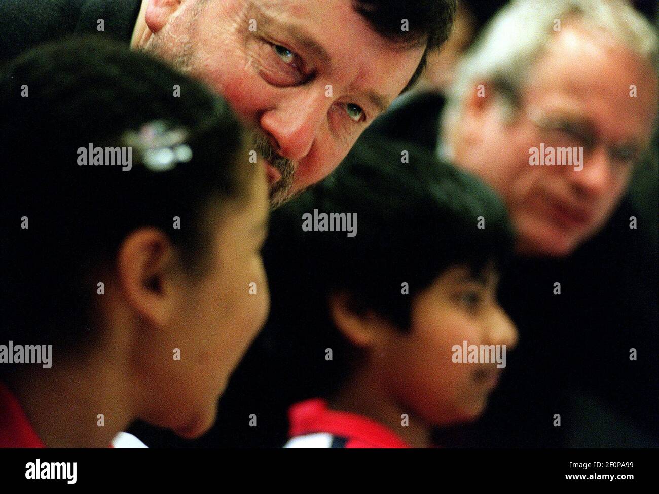 LE SECRÉTAIRE À L'ÉDUCATION ET À L'EMPLOI, DAVID BLUNKETT, ET LE SECRÉTAIRE À LA CULTURE, CHRIS SMITH, À L'OUVERTURE DU CENTRE DE SOUTIEN À L'ÉTUDE « PLAYING FOR SUCCESS » DE L'ARSENAL, DANS LE NORD DE LONDRES. LES ENFANTS DES ÉCOLES LOCALES QUI ONT UTILISÉ LE CENTRE POUR ASSISTER À DES LEÇONS POUR AMÉLIORER LEURS COMPÉTENCES EN LECTURE, EN CALCUL ET EN INFORMATIQUE ÉTAIENT ÉGALEMENT LÀ Banque D'Images