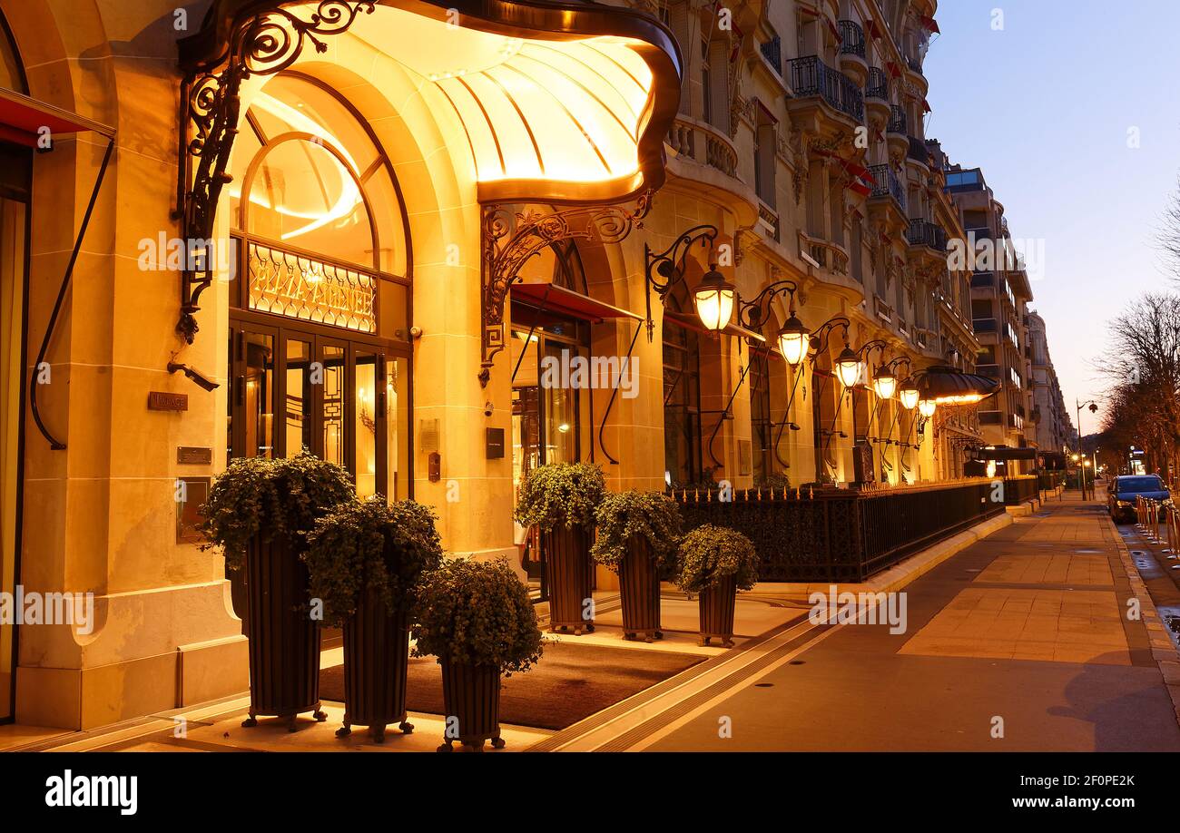 L'hôtel Plaza Athenee est un hôtel de luxe historique appartenant à Brunei, situé à Paris, en France. Il est situé au 25 Avenue Montaigne dans le 8ème arrondissement de Banque D'Images