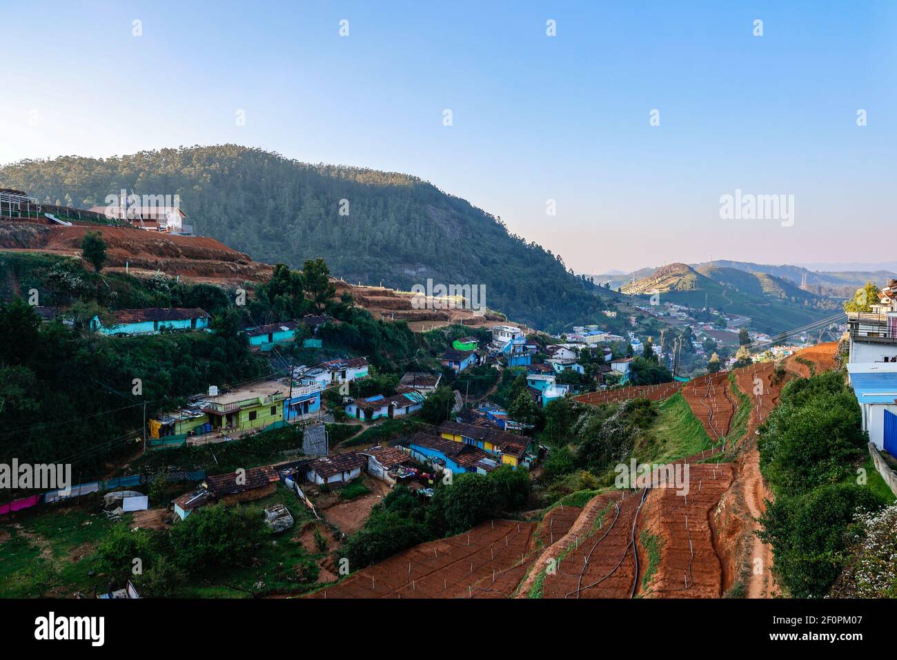 Vue sur les maisons construites sur le paysage montagneux et la terrasse agricole gagne-pain des habitants d'Ooty, Tamil Nadu, Inde Banque D'Images