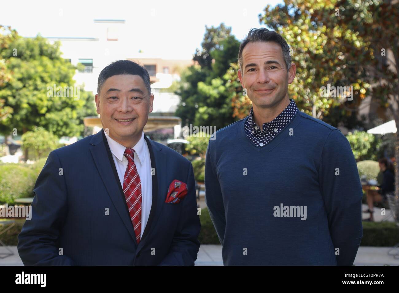 Beverly Hills, Californie, États-Unis. 5 mars 2021. L'animateur de télévision Joey Zhou interview G. James Daichendt aux jardins de Beverly Canon à Beverly Hills, Californie. Crédit: Sheri Determan Banque D'Images