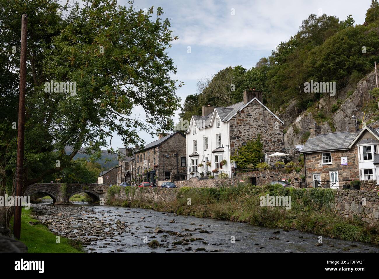 Le village de Beddgelert est situé dans le parc national de Snowdonia Pays de Galles du Nord Banque D'Images