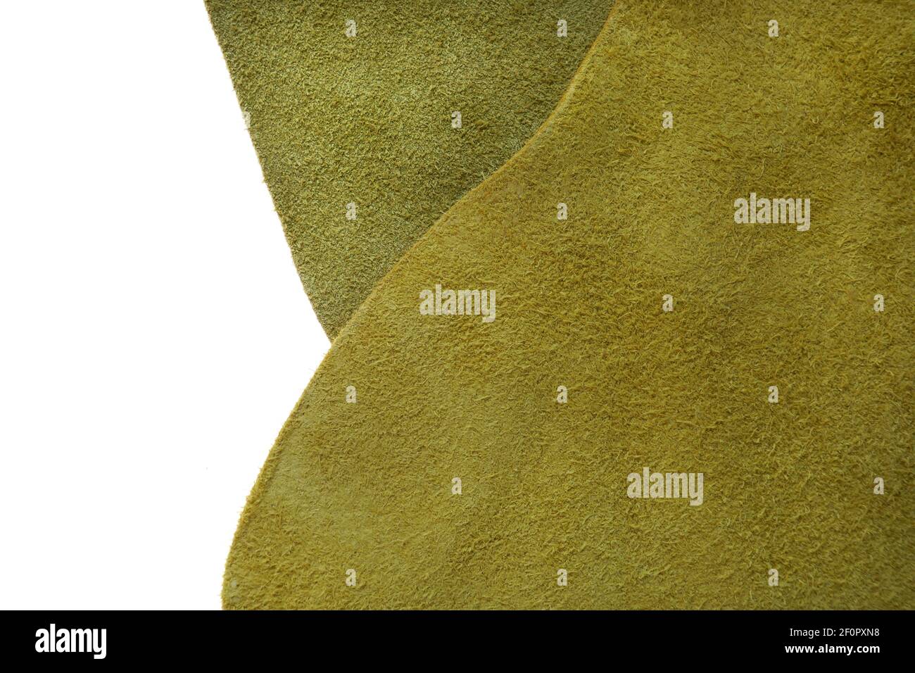 Pièce en cuir véritable isolée sur fond blanc. Cuir véritable jaune Banque D'Images