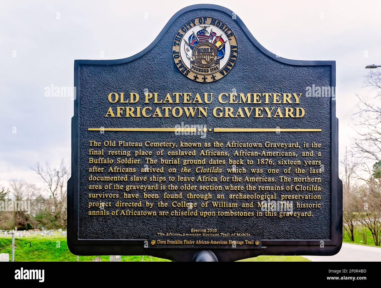 Un marqueur historique se trouve dans le cimetière du Vieux plateau, un cimetière historique des esclaves à Africatown, le 5 mars 2021, à Mobile, Alabama. Banque D'Images