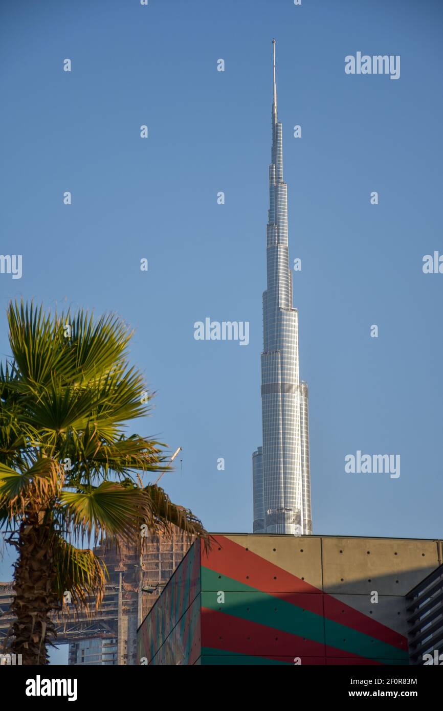 Le sommet de l'emblématique gratte-ciel Burj Khalifa en journée Banque D'Images