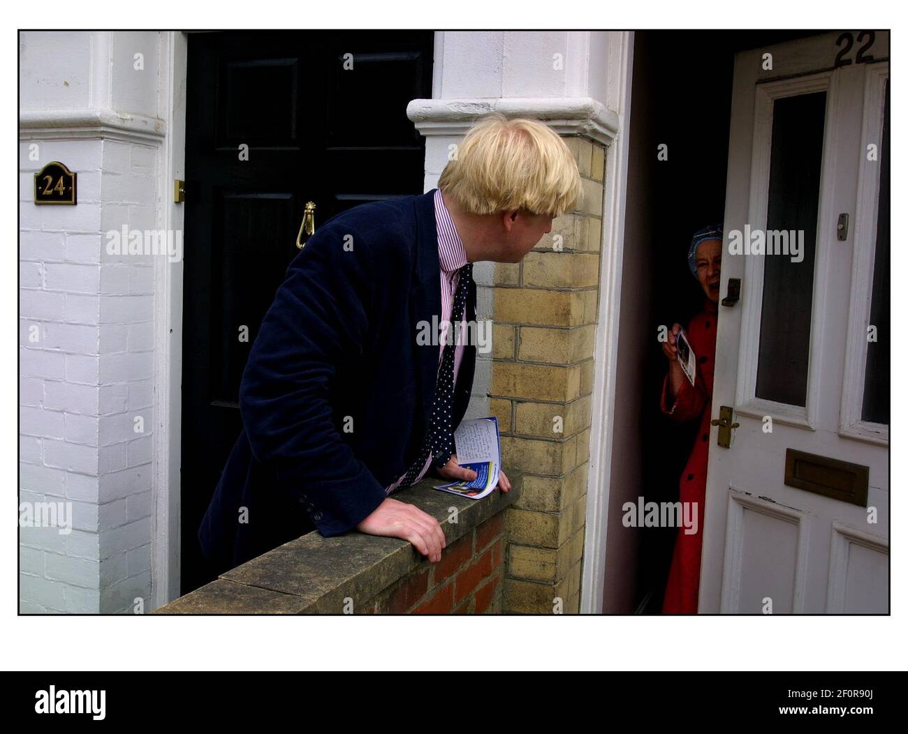 COGNEMENT SUR LES PORTES... BORIS JOHNSON À SES CÔTÉS, RENCONTRE ET ACCUEIL DES MEMBRES DU PUBLIC À HENLEY ON THAMES, ALORS QU'IL COMMENCE SA CAMPAGNE EN TANT QUE CANDIDAT DU PARTI CONSERVATEUR. Banque D'Images