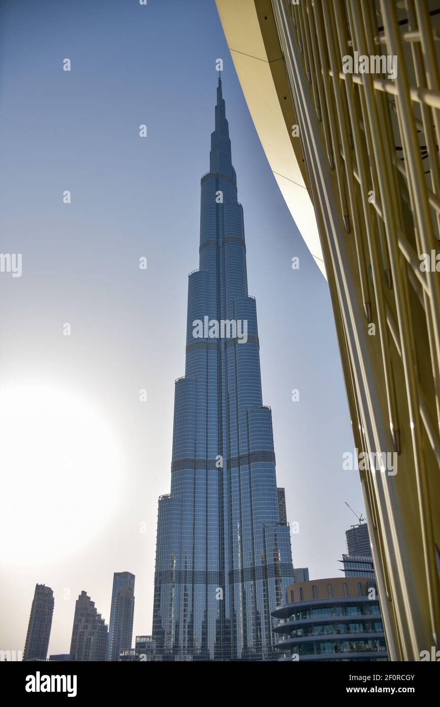 Vue à angle bas de l'emblématique gratte-ciel Burj Khalifa Banque D'Images