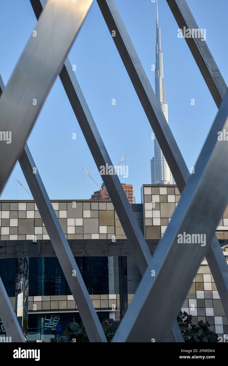 L'emblématique gratte-ciel Burj Khalifa depuis une vue sous un angle différent Banque D'Images