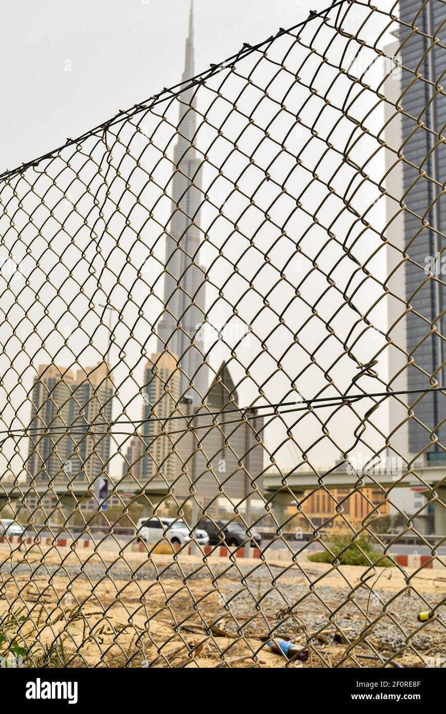 Burj khalifa flou derrière la clôture Banque D'Images