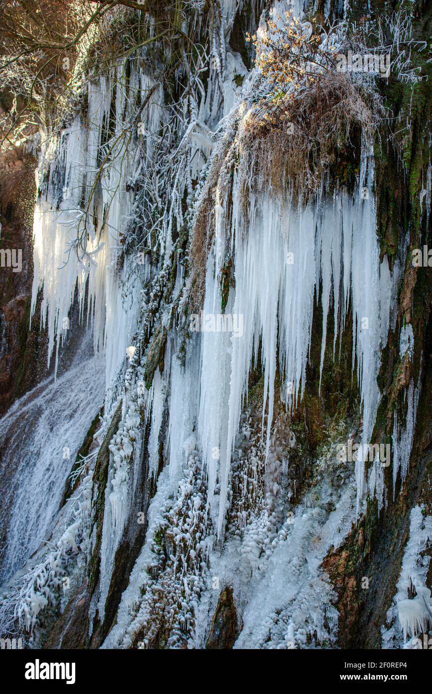 Cascade surgelée , cascade de Clocota , cascade thermale située à Geoagiu Bai, Roumanie Banque D'Images