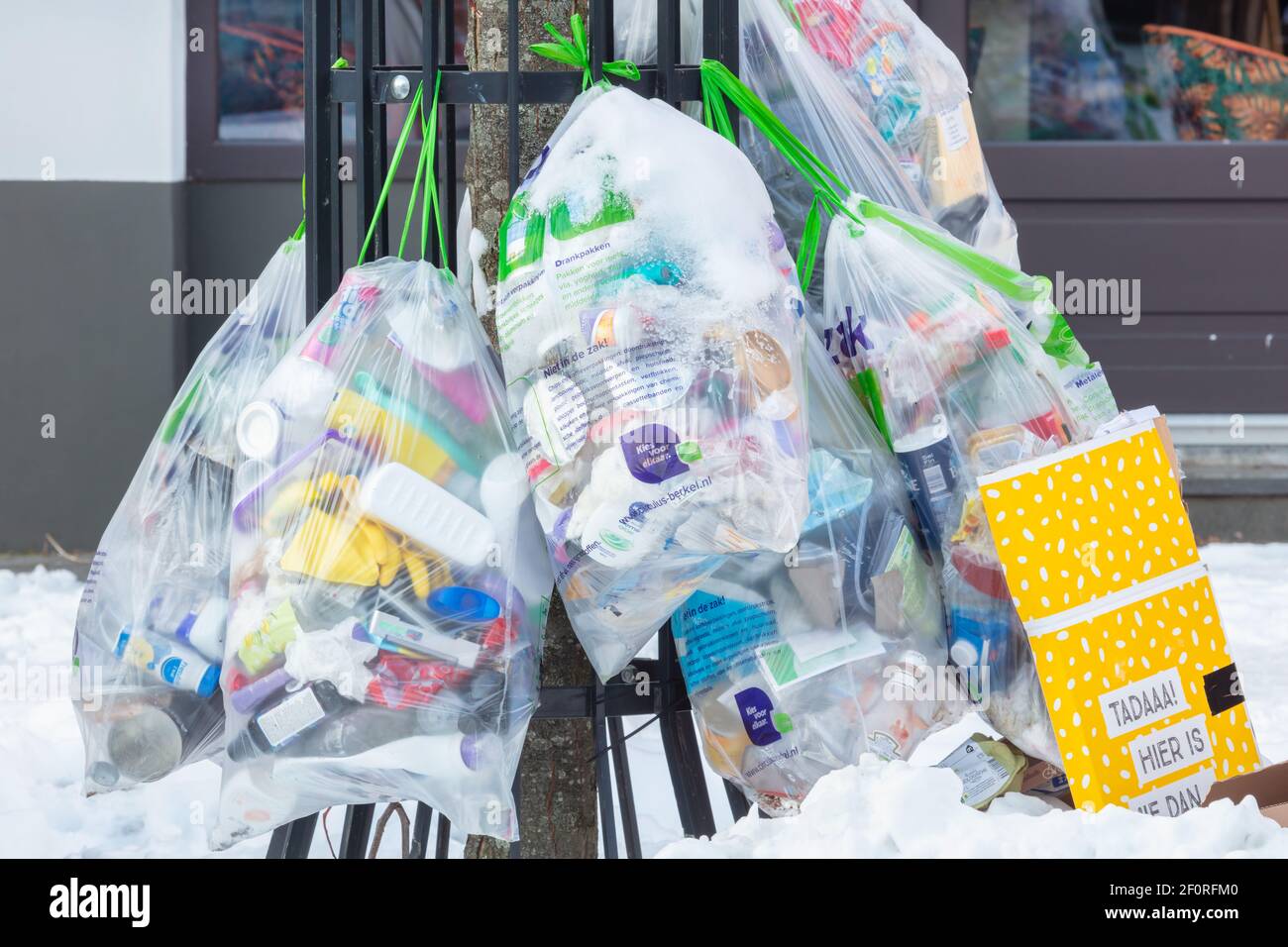 Zutphen, pays-Bas - 2 février 2021 : sacs avec déchets plastiques en attente de traitement et de collecte dans le centre-ville historique de Zutphen, le Banque D'Images