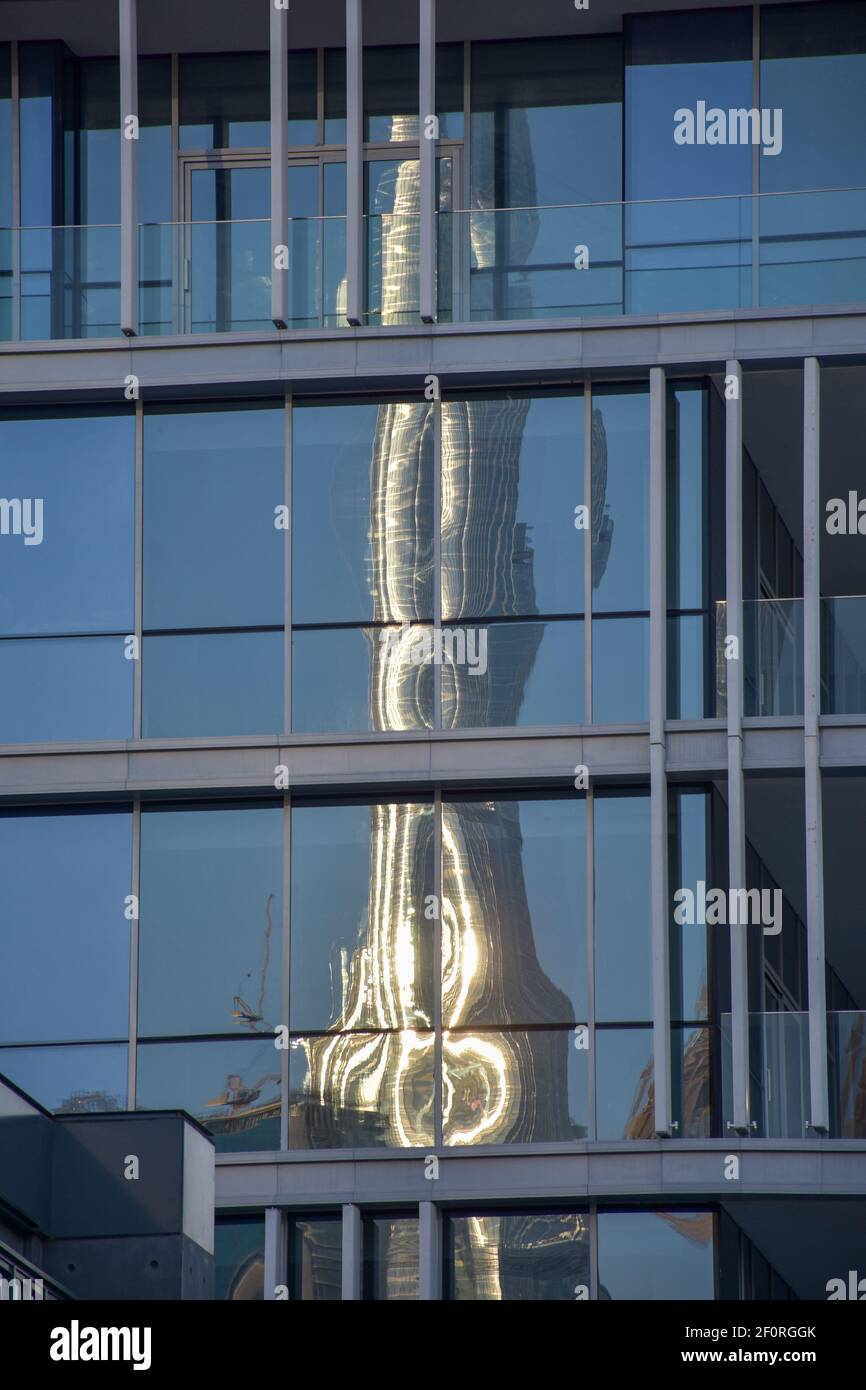 Le reflet du Burj Khalifa sur un verre de bâtiment Banque D'Images