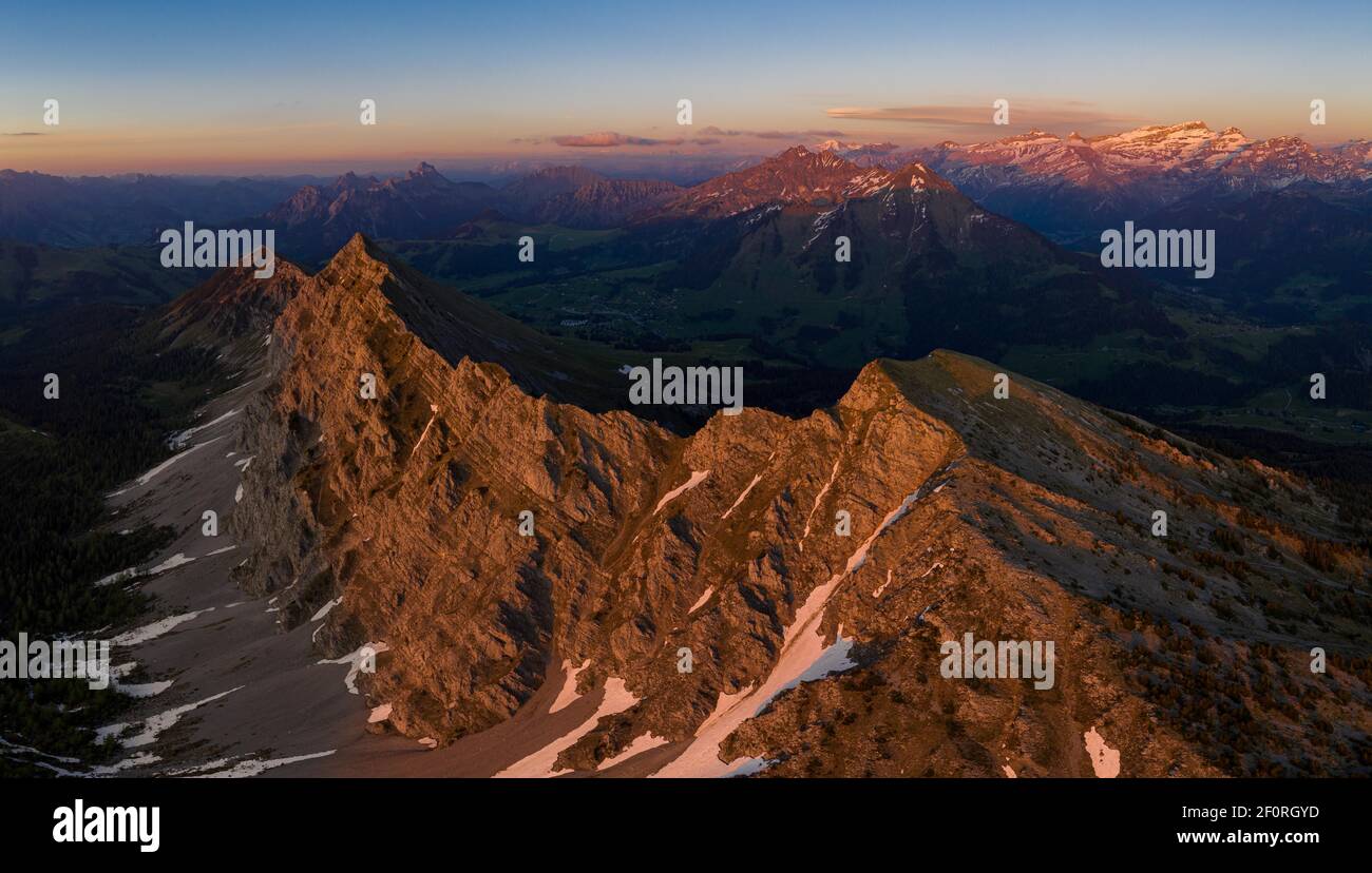 Lumière du soir sur le sommet de la montagne avec vue sur les montagnes, Mont d'Or, Canton de Vaud, Suisse Banque D'Images