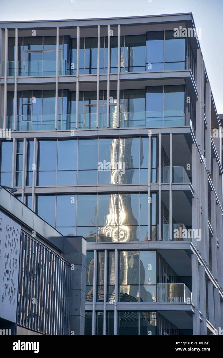 Le reflet du Burj Khalifa sur un verre de bâtiment Banque D'Images