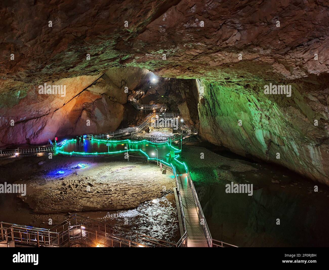 Lac souterrain dans la grotte de Hwanseon (province de Gangwon, Corée du Sud) Banque D'Images